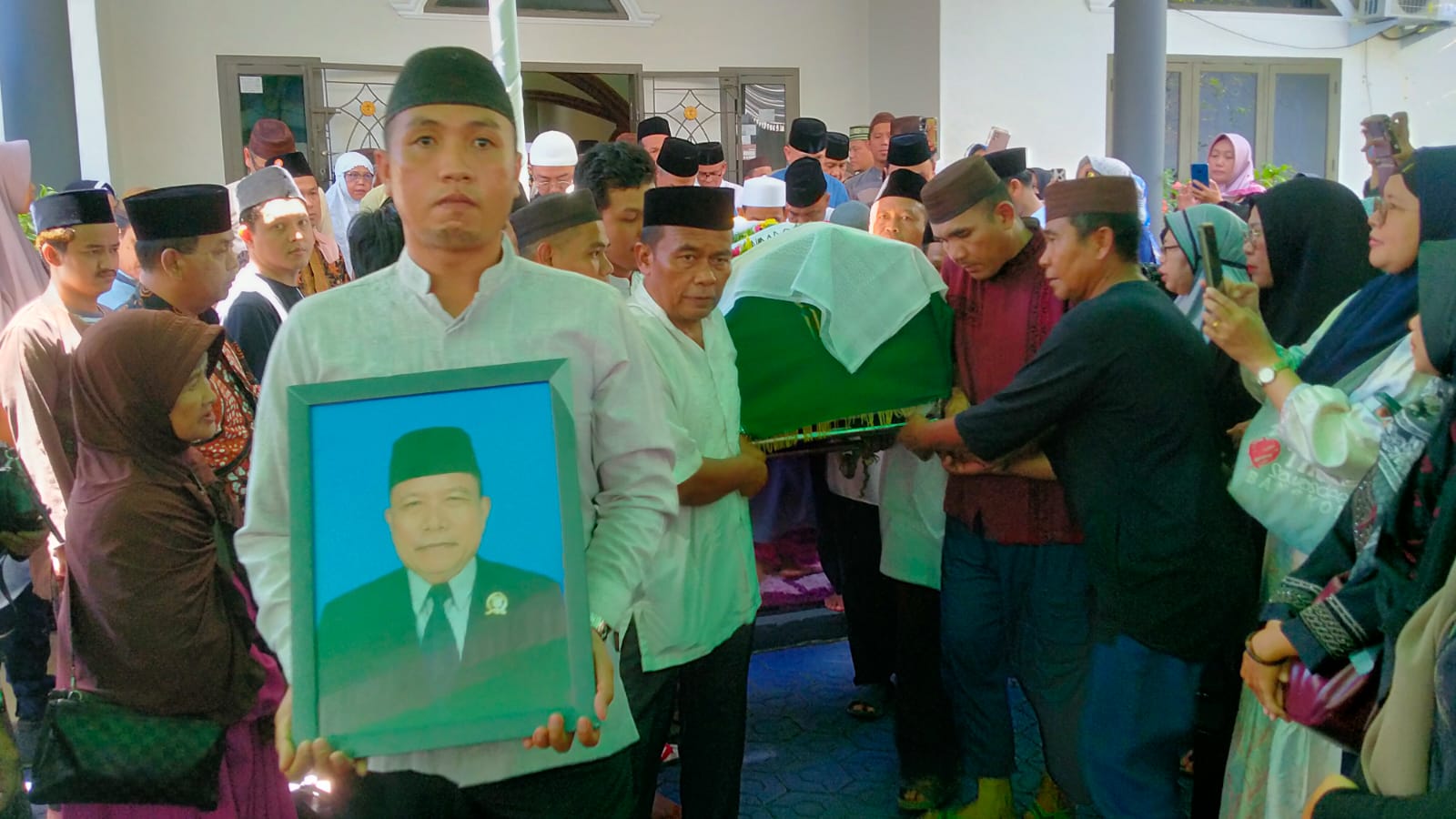 Ribuan Orang Antar Mantan Bupati Bangka ke Peristirahatan Terakhir 