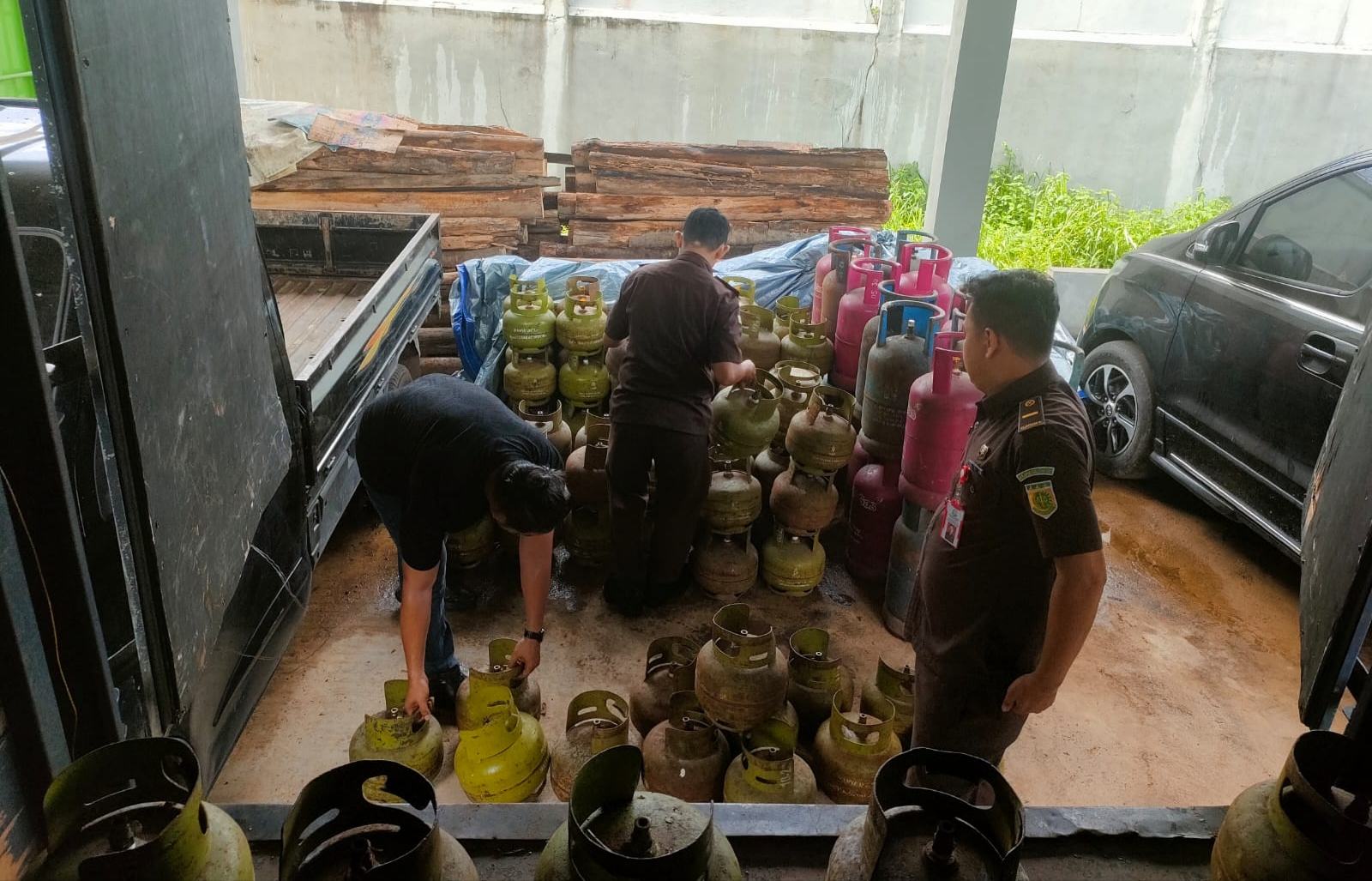 Polda Babel Limpahkan Tersangka Pengoplos LPG Subsidi ke Kejari Pangkalpinang