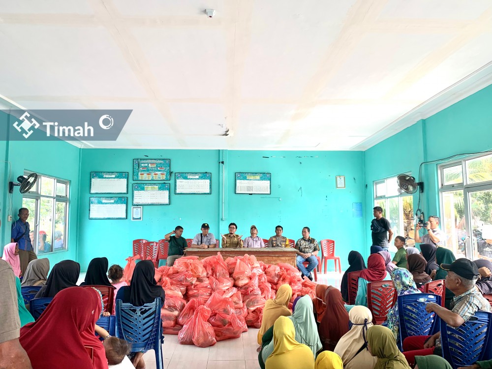 Bantu Kebutuhan Pangan Warga, PT Timah Serahkan Ratusan Paket Sembako untuk Warga Desa Beriga 