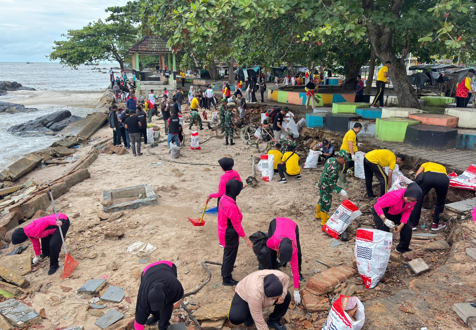 Jalankan Taklimat Presiden Prabowo, Polres Basel Bersama Forkopimda Bersih Bersih Pantai 