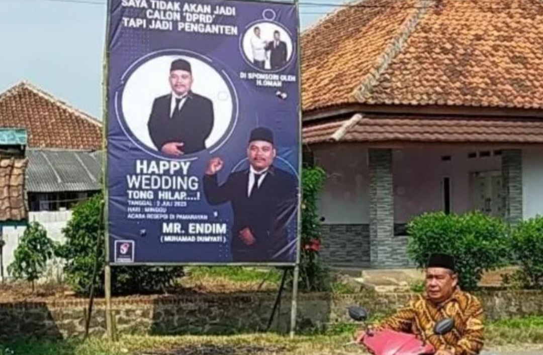 Bikin Ngakak, Pasang Baliho Besar, Tapi Bukan Caleg, Ternyata..