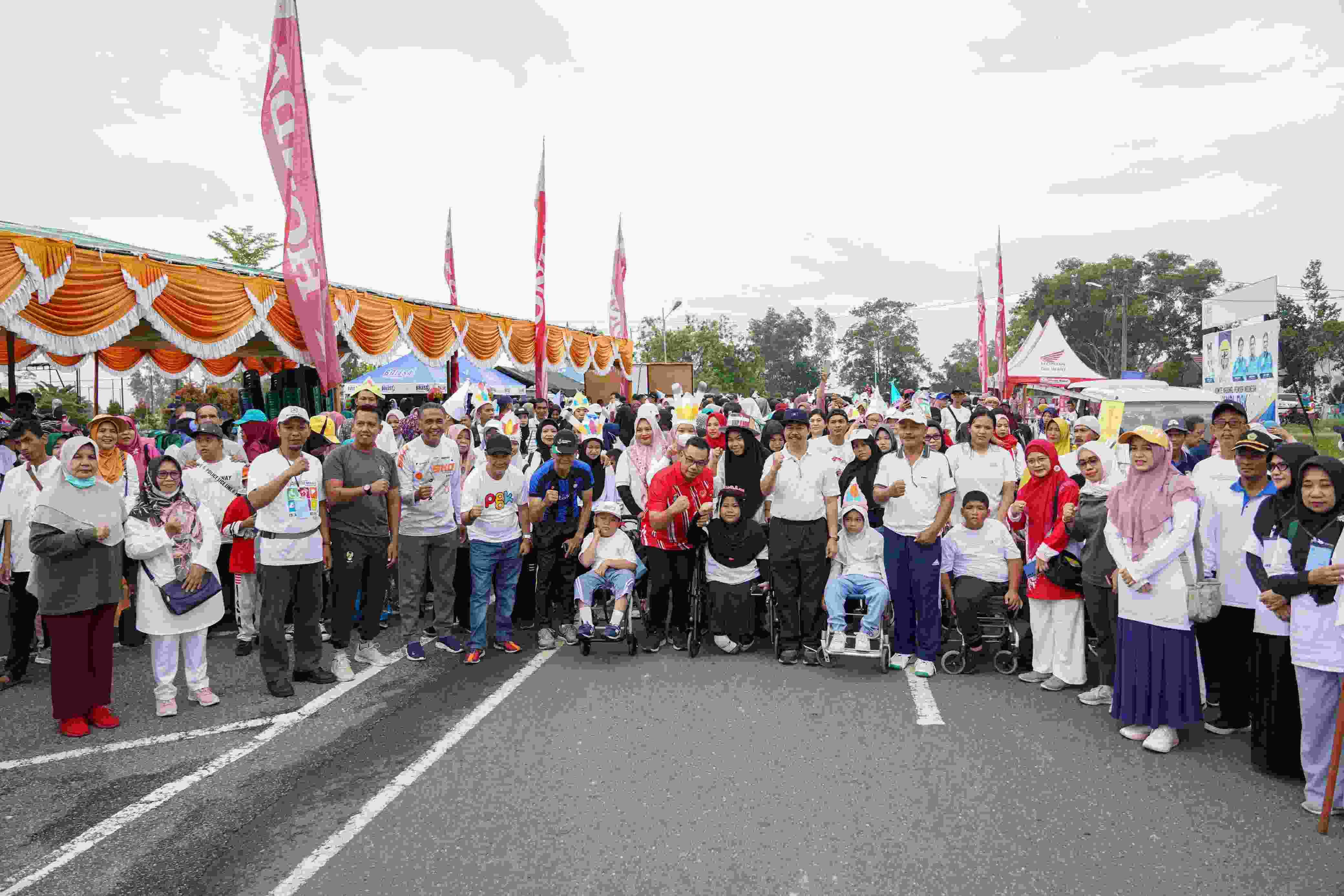 Sekda Mie Go Jalan Sehat Bersama Pelajar SLB Pangkalpinang