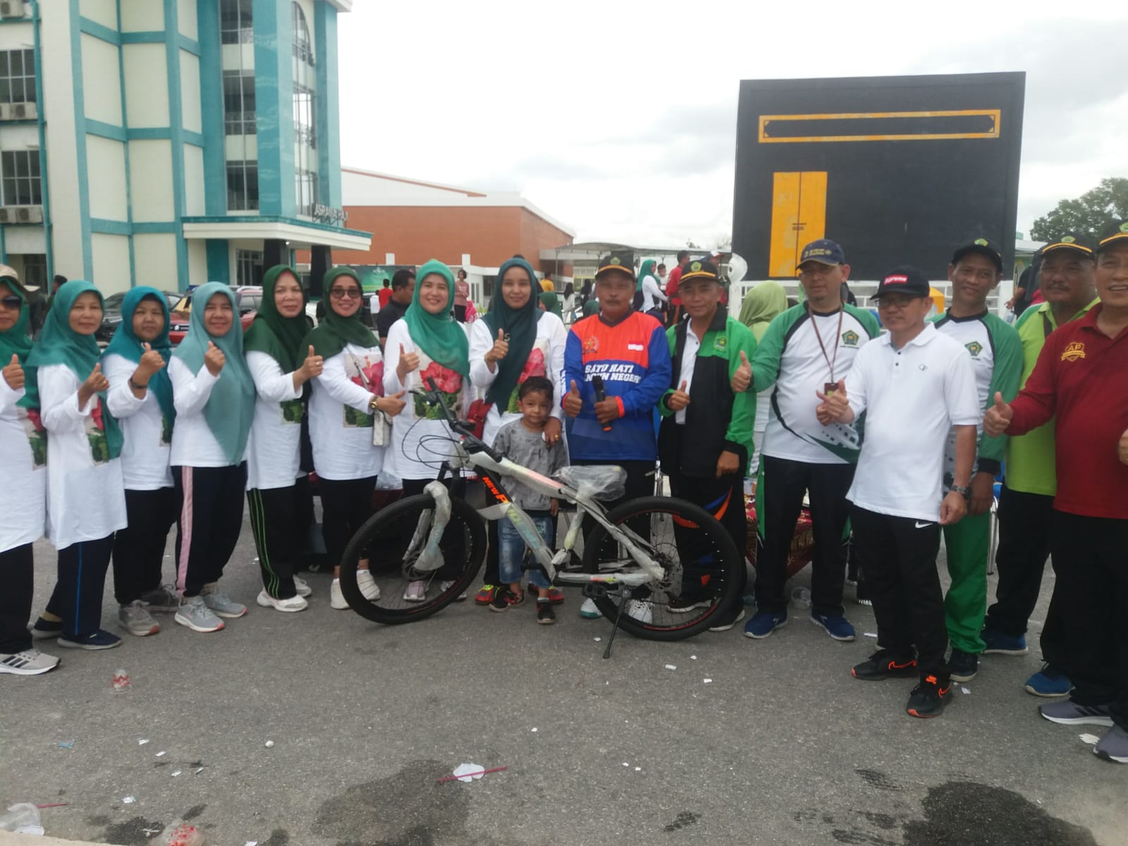 Bergembira di Jalan Sehat Kerukunan Kemenag dan Deklarasi Damai Umat Beragama