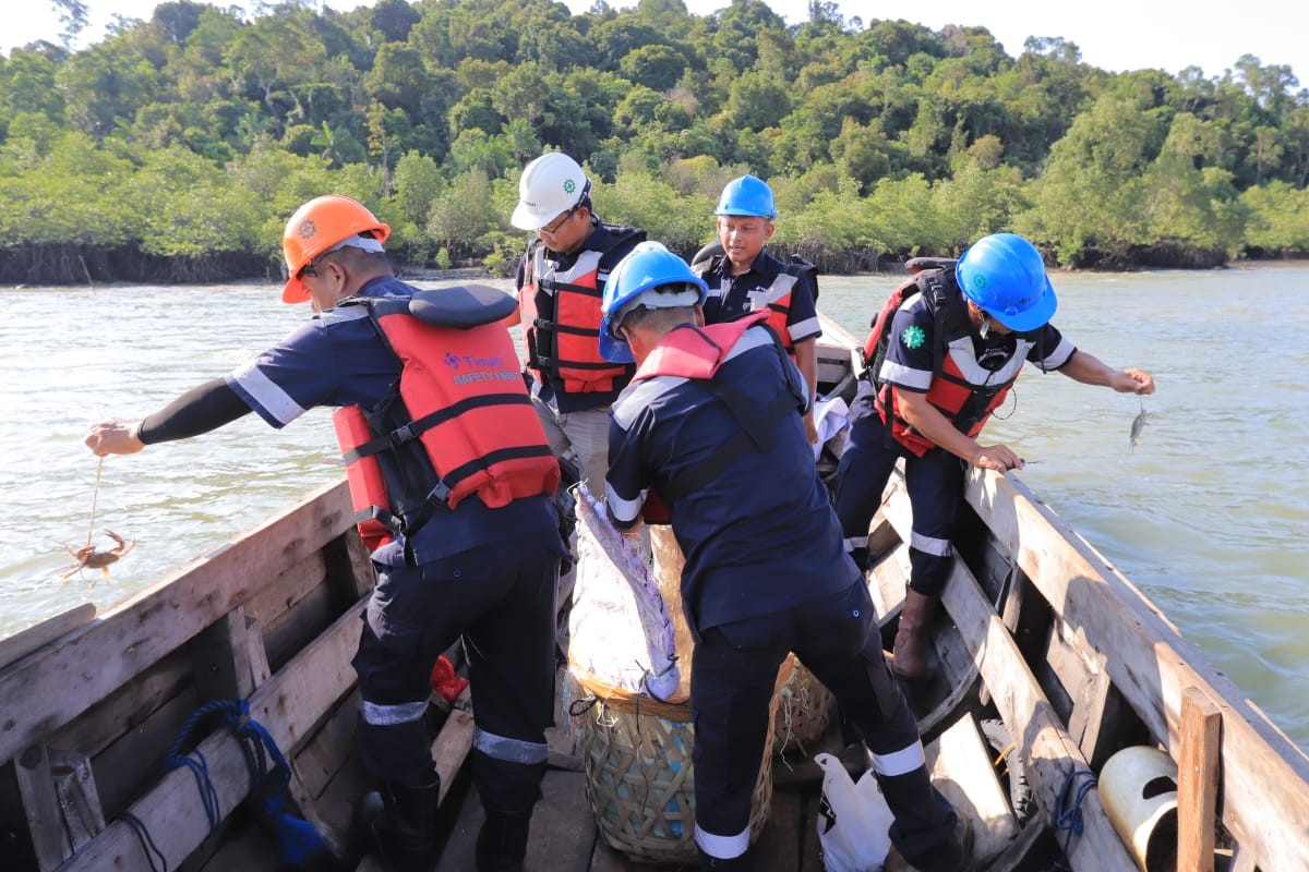 PT Timah Kembali Restocking ratusan Kepiting Bakau di Perairan Kundur