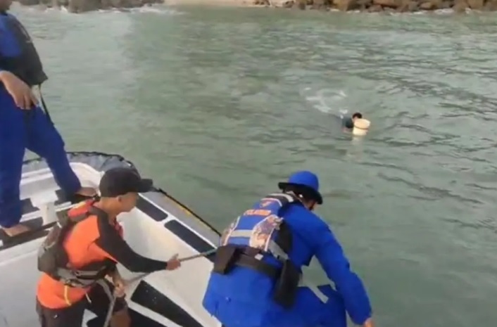 Tim SAR Gabungan Selamatkan Nelayan Korban Tenggelam di Pulau Lampu