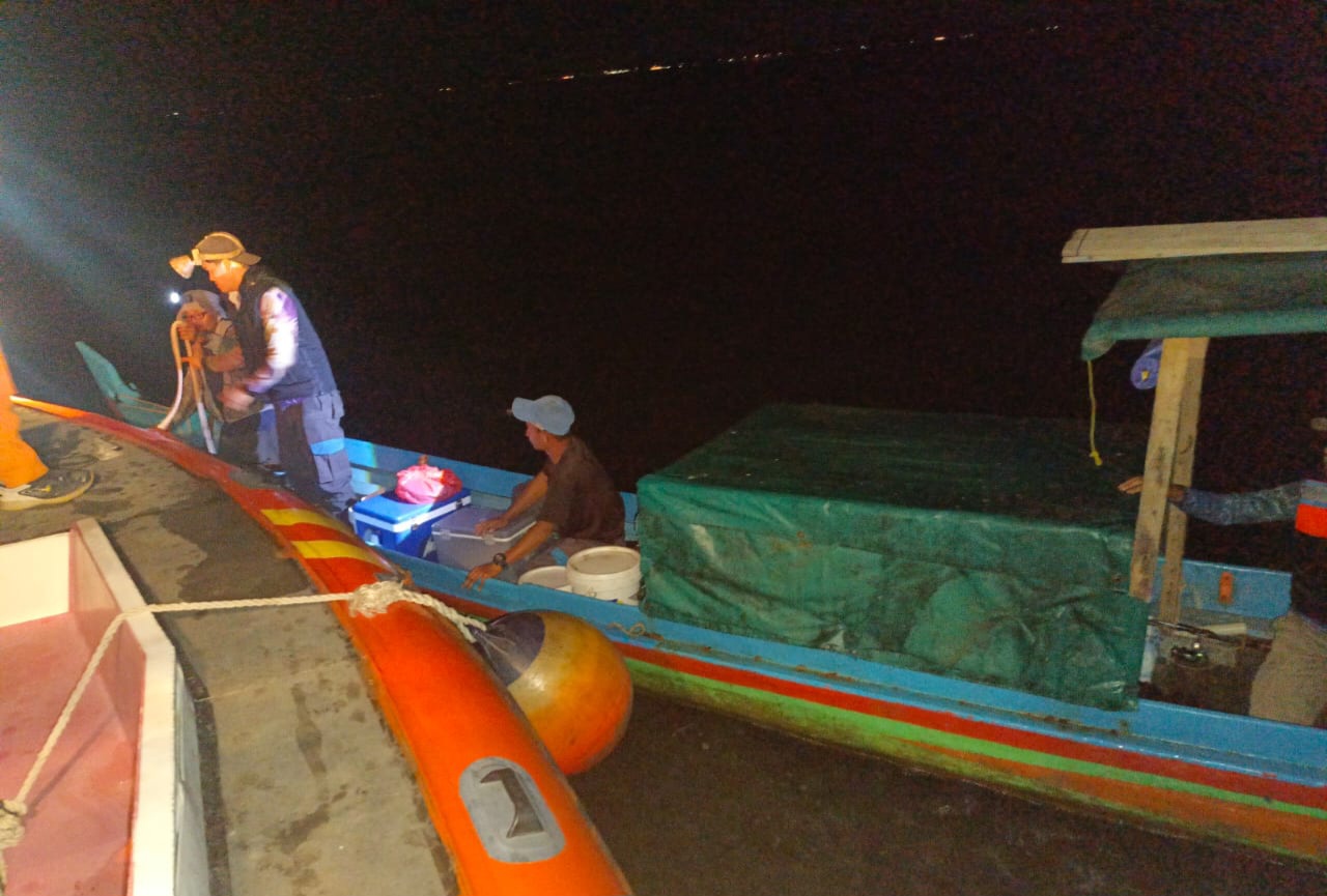 Mesin Kapal Mati di Perairan Rebo, Lima Nelayan Diselamatkan Tim SAR