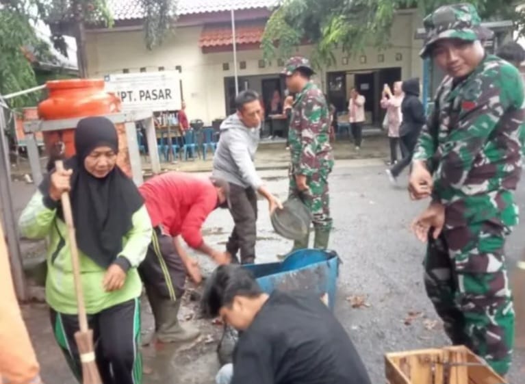 Tim Gabungan Bersihkan Sampah Pasar Mentok 