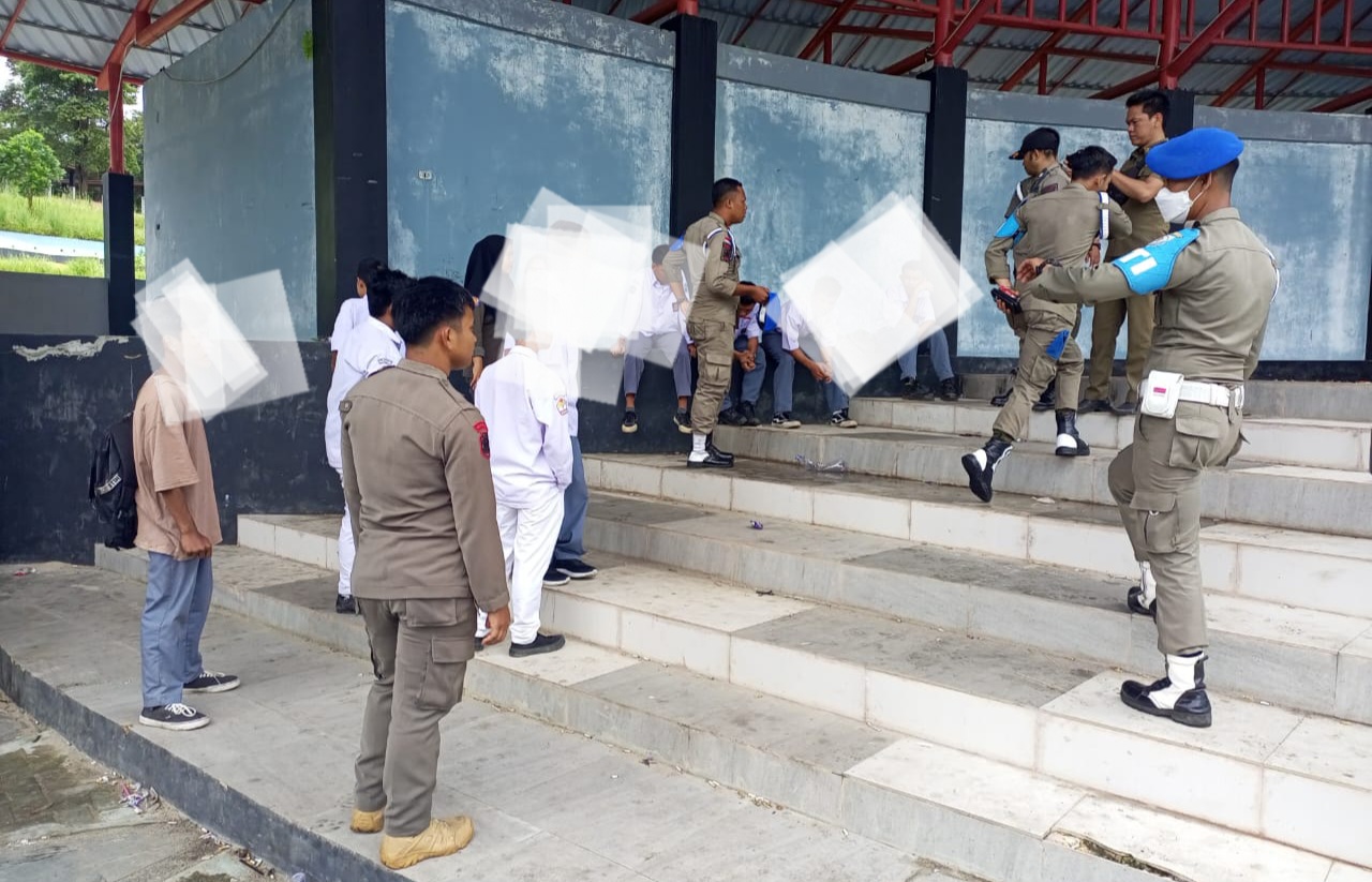 Para Pelajar SMA di Toboali Ini Terciduk Merokok Jam Sekolah