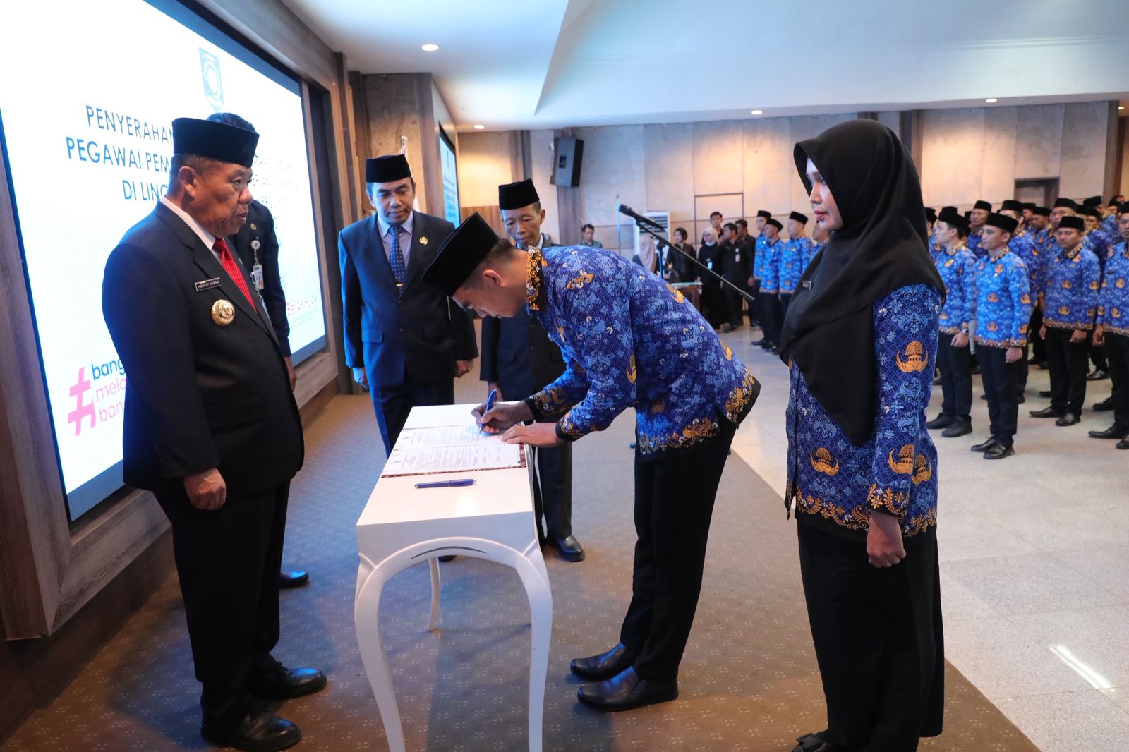 Gubernur Hidayat Arsani Lantik 392 PPPK Formasi 2024, Tegaskan Dedikasi dan Kesetaraan Peran ASN