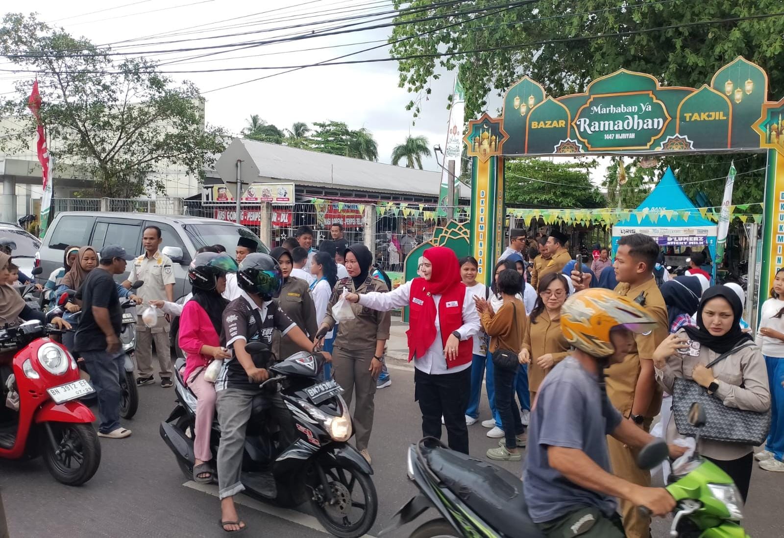 PMI dan PMR Basel Gelar Aksi Bagi Bagi Takjil ke Para Pengendara di Himpang Lime Habang 