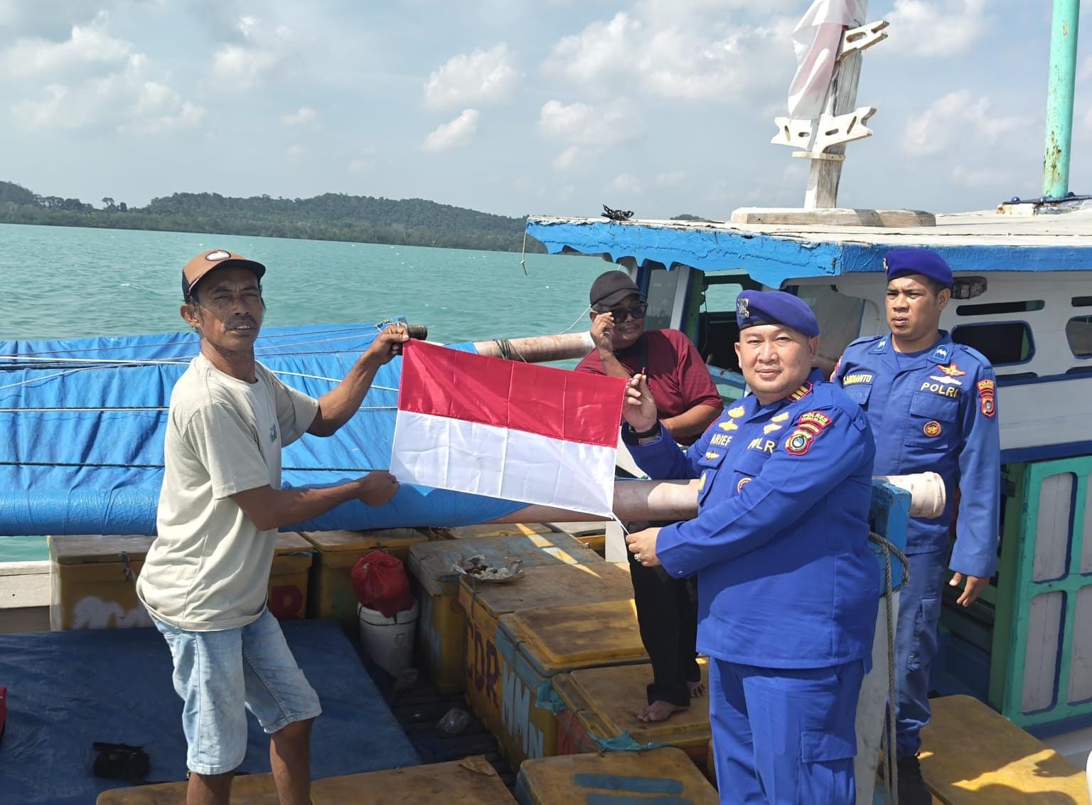 Puluhan Bendera Merah Putih Dibagikan Sat Polairud Basel ke Kapal Nelayan Sadai 