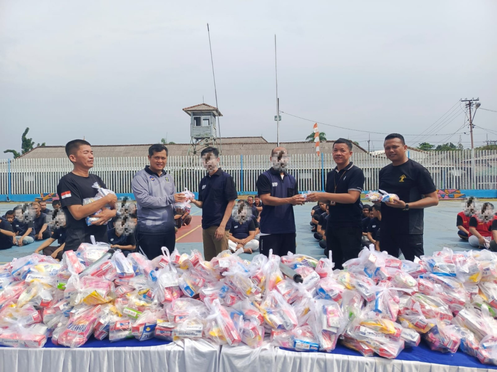 Penuhi Kebutuhan Warga Binaan, Kalapas Pangkalpinang Hidayat dan Jajaran Bagikan Peralatan Mandi