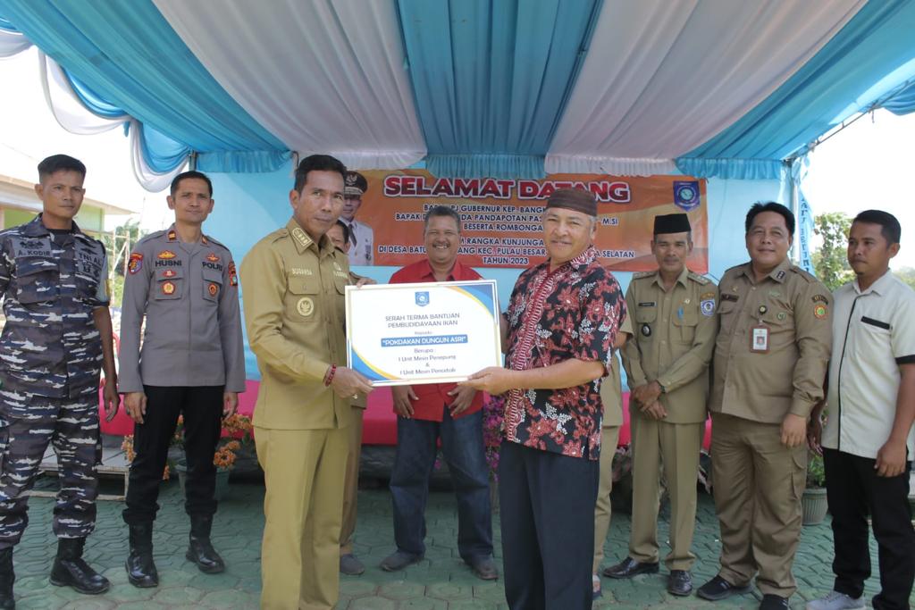 Pemprov Kepulauan Babel Serahkan Penepung dan Mesin Pencetak Pakan ke Pokdakan Batu Betumpang