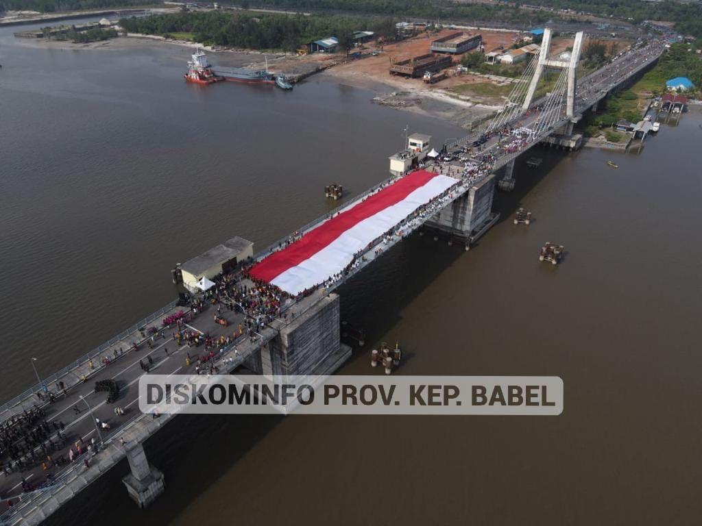 Kemeriahan Hari Lahir Pancasila di Bangka Belitung, Bendera Merah Putih Raksasa Selimuti Jembatan Emas