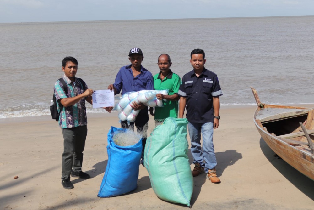 PT Timah Tbk Serahkan Bantuan Alat Penangkapan Ikan kepada KUB Titihan Muhibah Desa Sawang