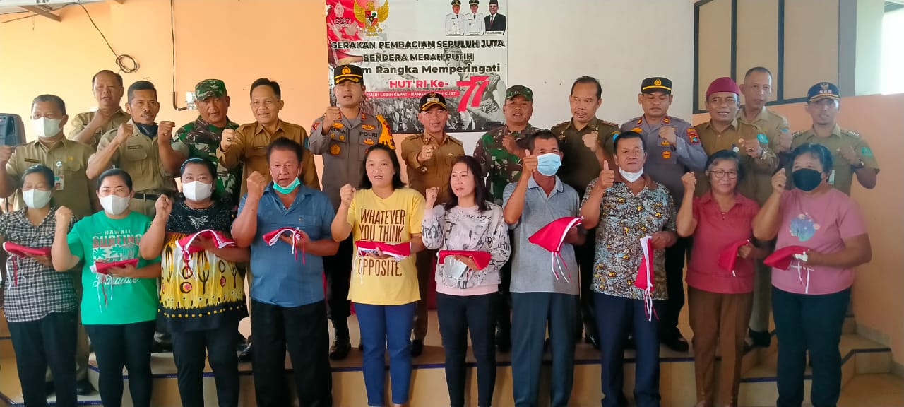 Mulkan Bagikan Bendera ke Warga Desa Dwi Makmur