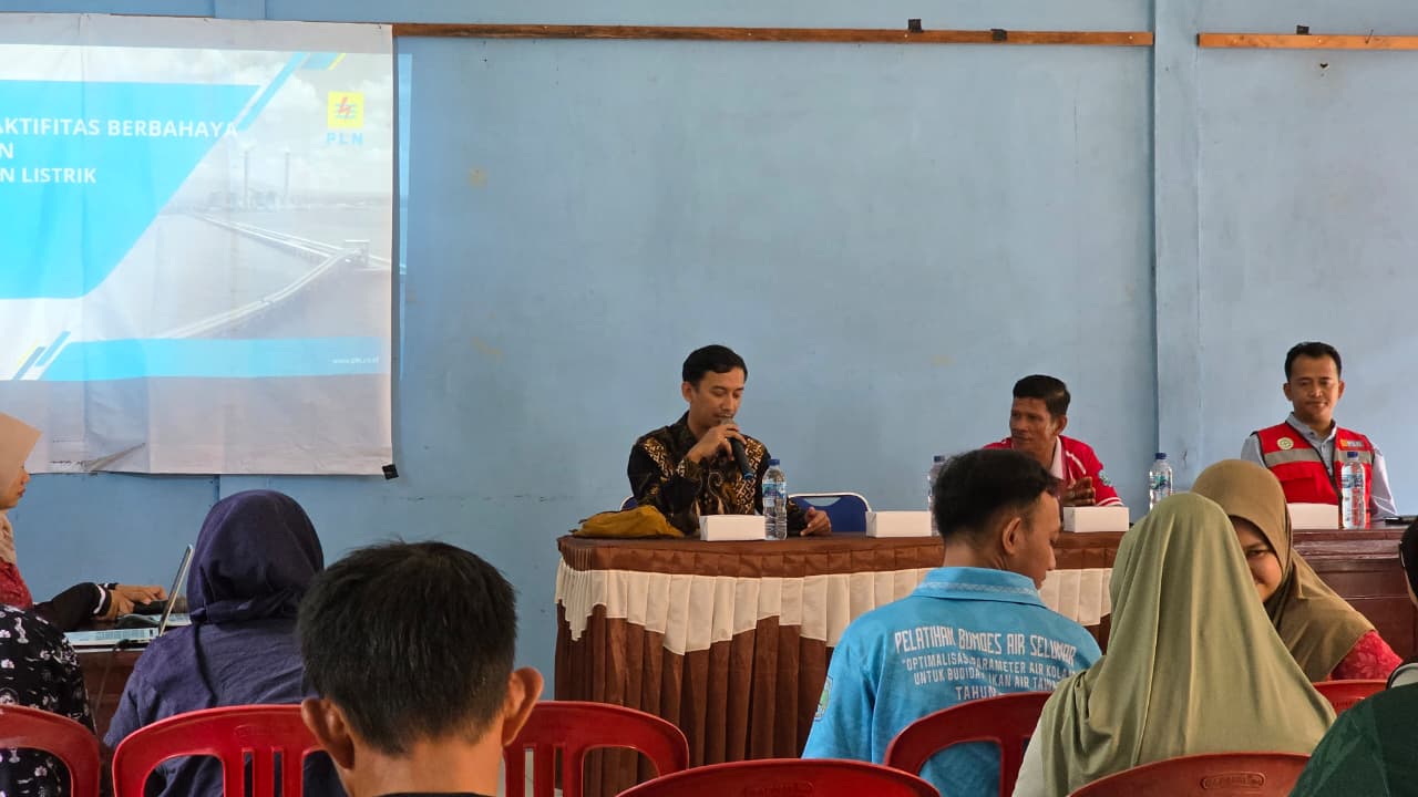 Gencarkan Edukasi Kelistrikan, PLN UP3 Belitung Gelar Sosialisasi K3 dan Program 'Find On' di Desa Selumar