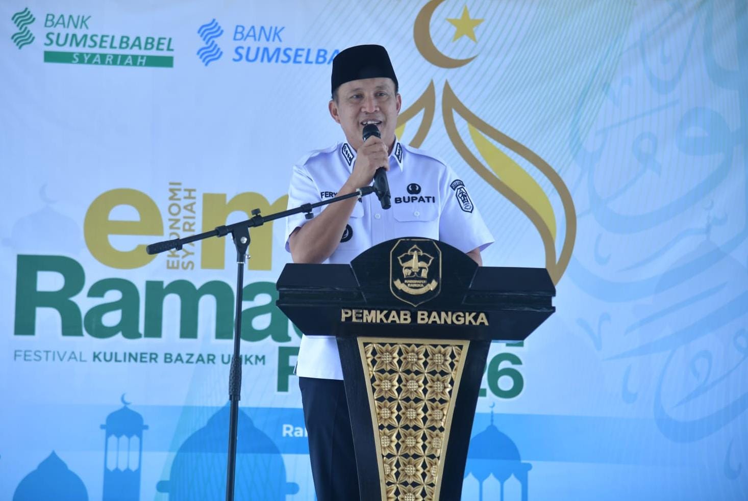 Bupati Fery Insani Solat Tarawih Perdana Bareng Masyarakat di Masjid Agung Sungailiat 