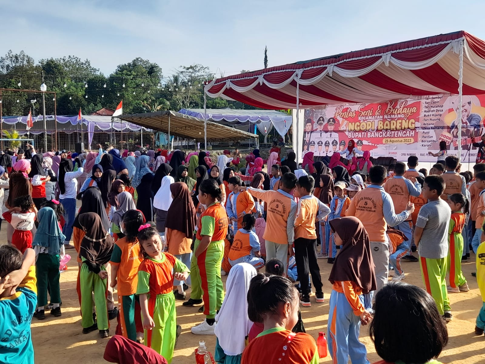 Ramaikan Cambai, Pemkab Gelar Senam Hingga Salurkan Bantuan Pendidikan dan UMKM