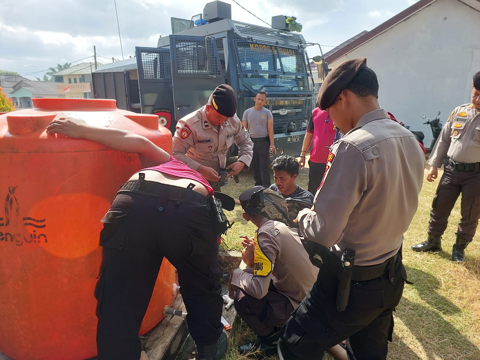 Kesulitan Air Bersih, Polres Bateng Kerahkan Water Canon Kepada Warga Penyak