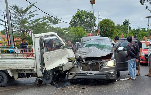 Lewati Median Jalan, Pick Up Hantam Innova di Depan Mapolsek Pangkalan Baru