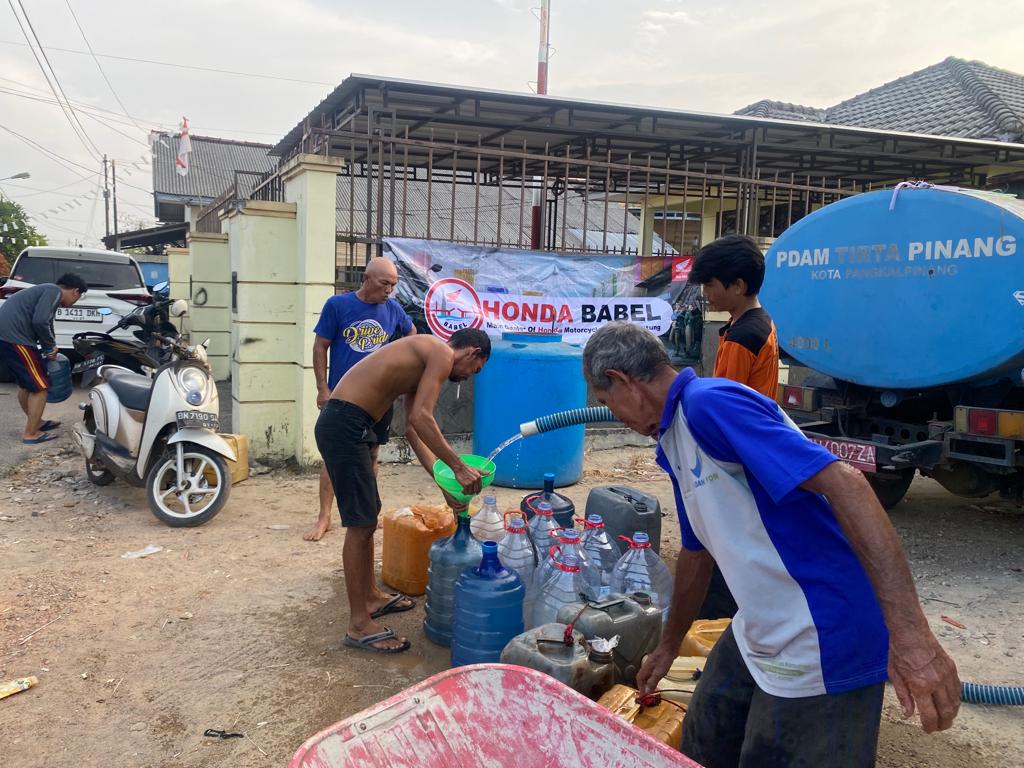 Honda Babel Kembali Salurkan Air Bersih ke Wilayah Gabek II