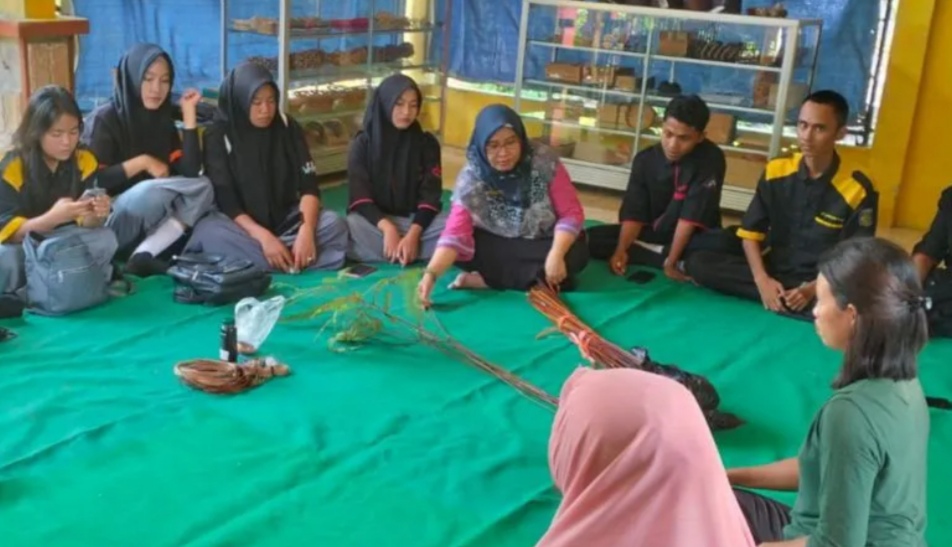 Pemkab Bangka Barat Latih Pelajar Menganyam Kopiah Resam