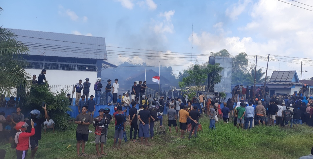 Demo Penambang Beltim Memanas, Massa Lempari Gudang PT Timah dan Bakar Ban