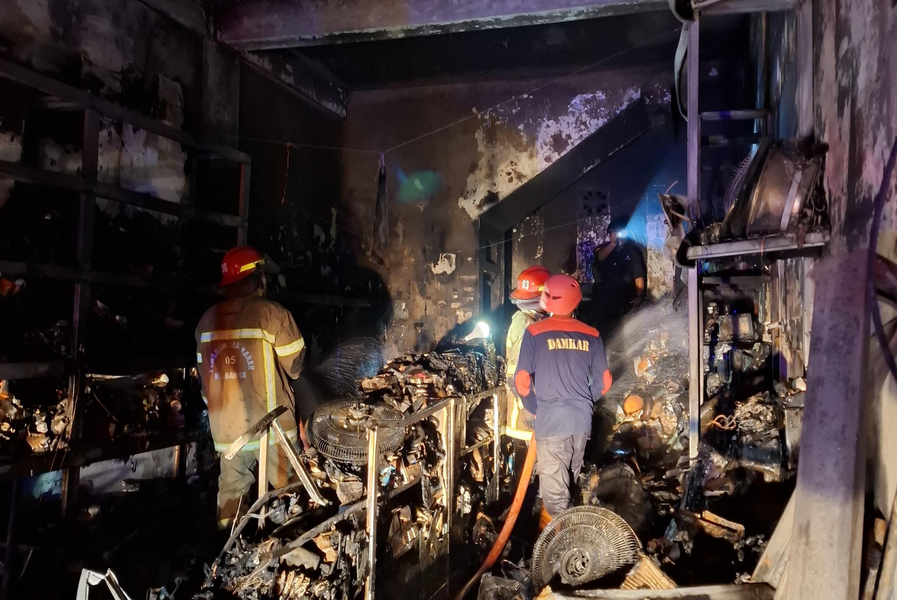 Ruko Elektronik di Depan Pasar Sungailiat Terbakar