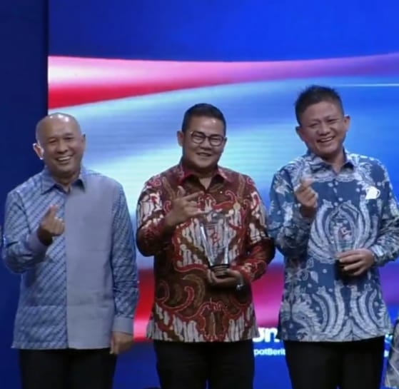 Hebat!! Bupati Riza Herdavid Terima Penghargaan Indonesia Visionary Leader 2022