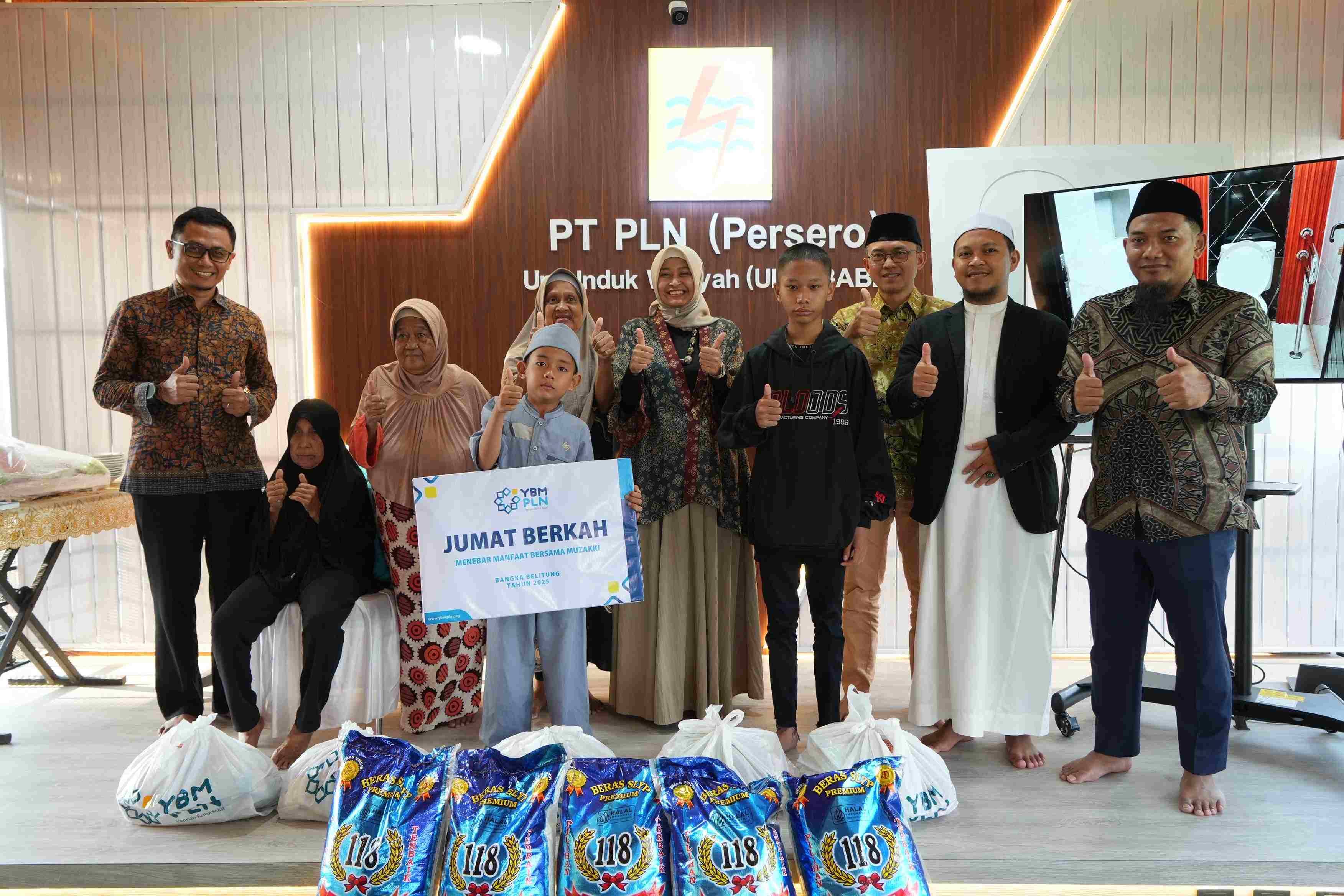 Momen HLN ke-80, YBM PLN Babel Hadirkan Kebahagiaan Bagikan 1.000 Paket Sembako
