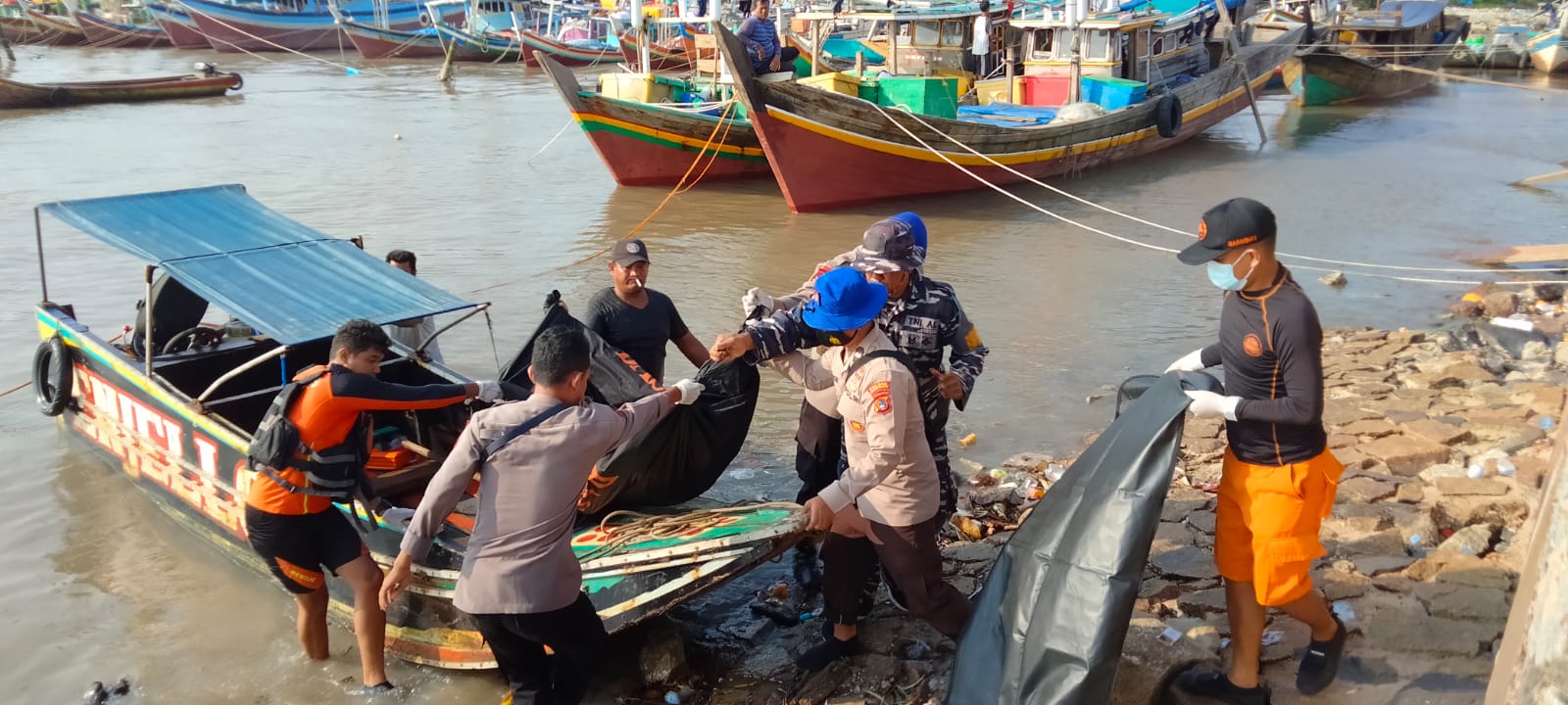 Mayat Tanpa Kepala Kaki Ditemukan Mengambang di Laut Toboali 