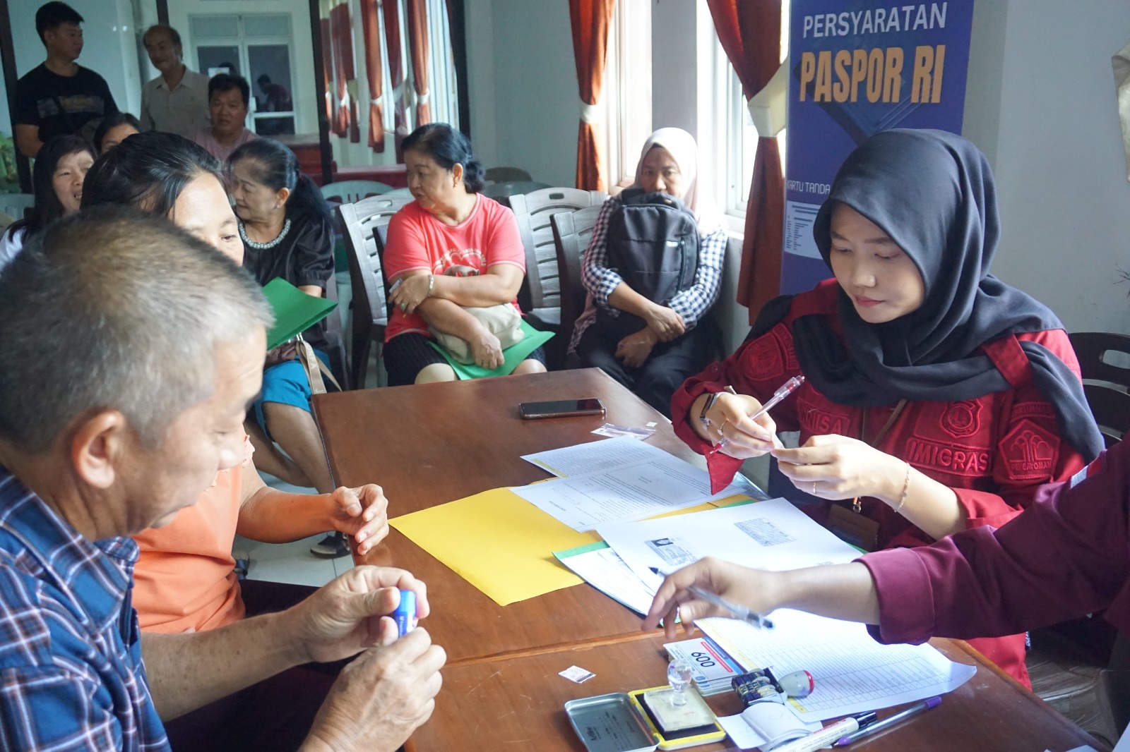 Imigrasi Pangkalpinang Buka Layanan Eazy Passport dalam Kegiatan Imigrasi-Corner di Kantor Camat Belinyu