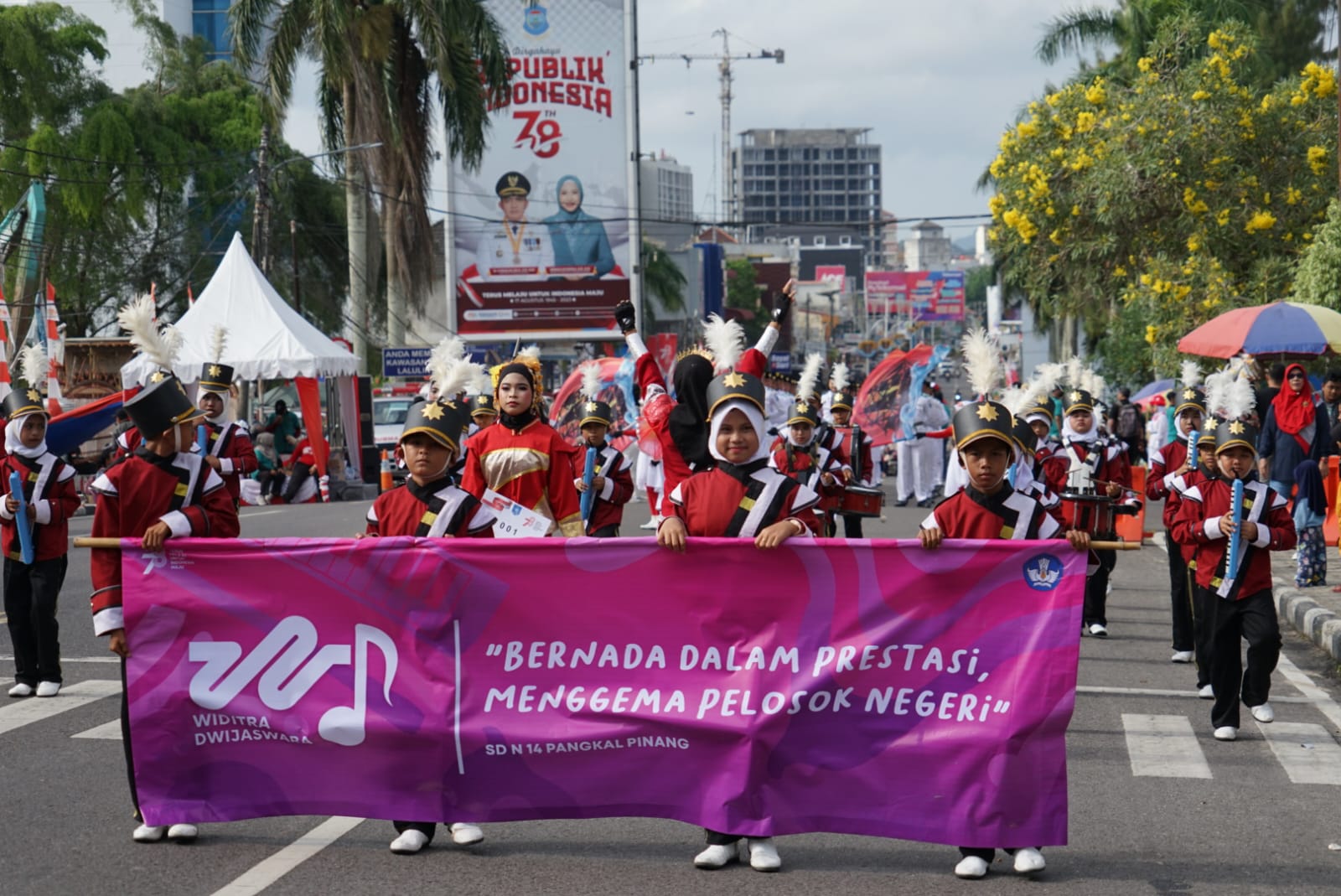 Semangat Sambut Peserta Pawai HUT RI, Wako Molen Pesankan Mental yang Tangguh