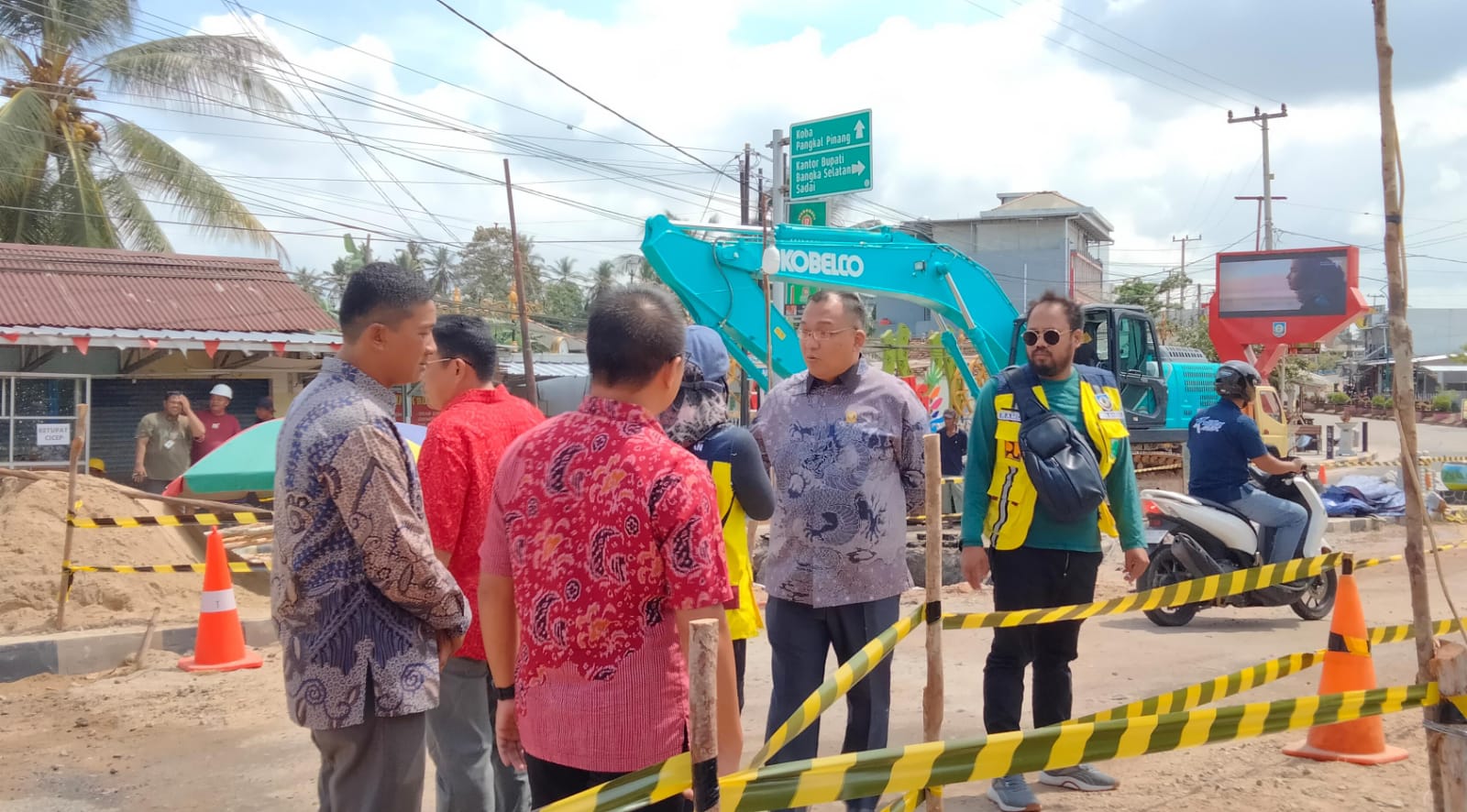 Tinjau Proyek Peningkatan Jalan Dalam Kota Toboali, Dewan Terpilih Demokrat Sampaikan Ini 