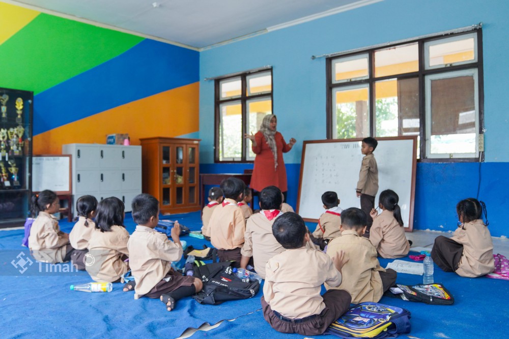 Cerdaskan Generasi Bangsa, PT Timah Bantu Sarana Belajar SDN 21 Gantung