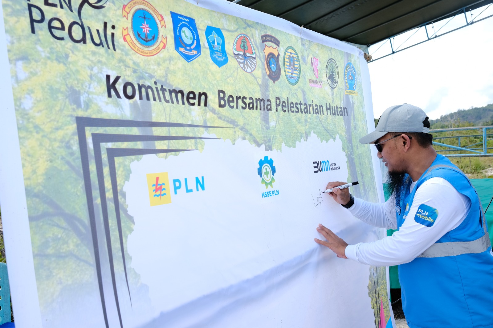 PLN Salurkan Bantuan TJSL 10.000 Pohon untuk Membangun Ekosistem yang Berkelanjutan