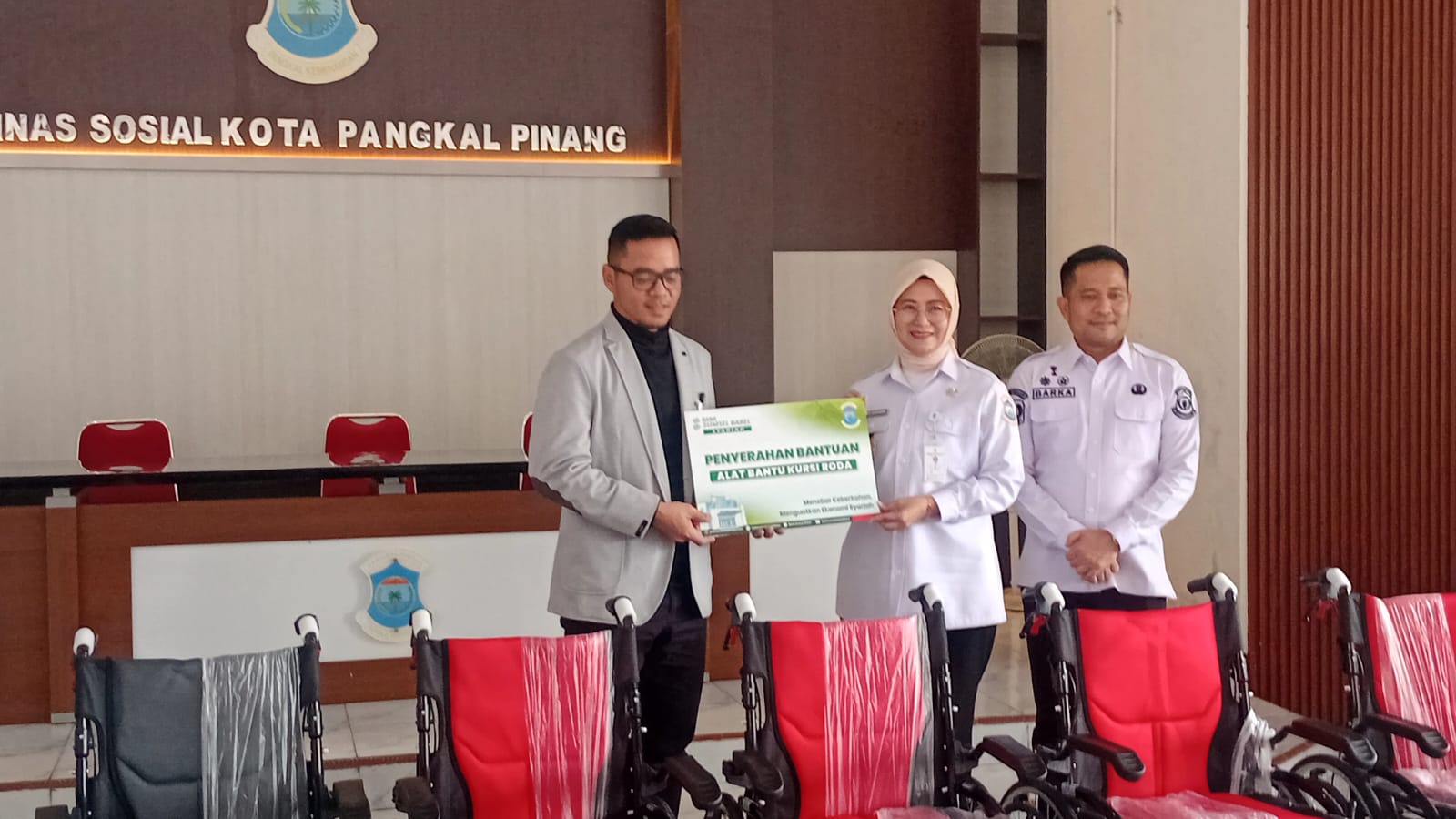 Wawako Serahkan 7 Kursi Roda Dari CSR BSB Syariah Pangkalpinang