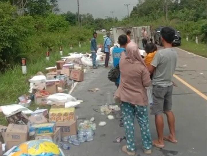 Truk Sembako Terbalik di Desa Jeriji, Beras, Terigu, Minyak Goreng Berserakan di Jalan