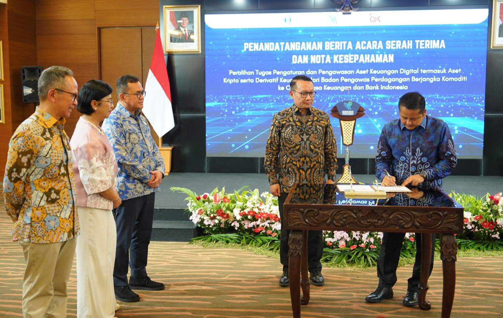 Pengaturan Aset Keuangan Digital Dialihkan ke OJK & BI