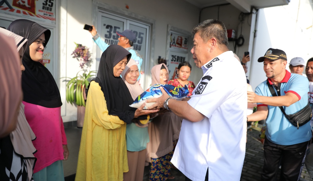Berbagi Kebahagiaan Hari Jadi ke-25 Babel, Gubernur Hidayat Bagikan Ratusan Sembako di Pasar Kampung Asam
