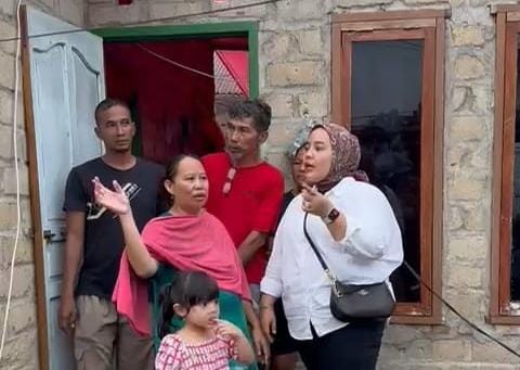 Turun Cek Lokasi Puting Beliung, Bestie Icha Serahkan Bantuan