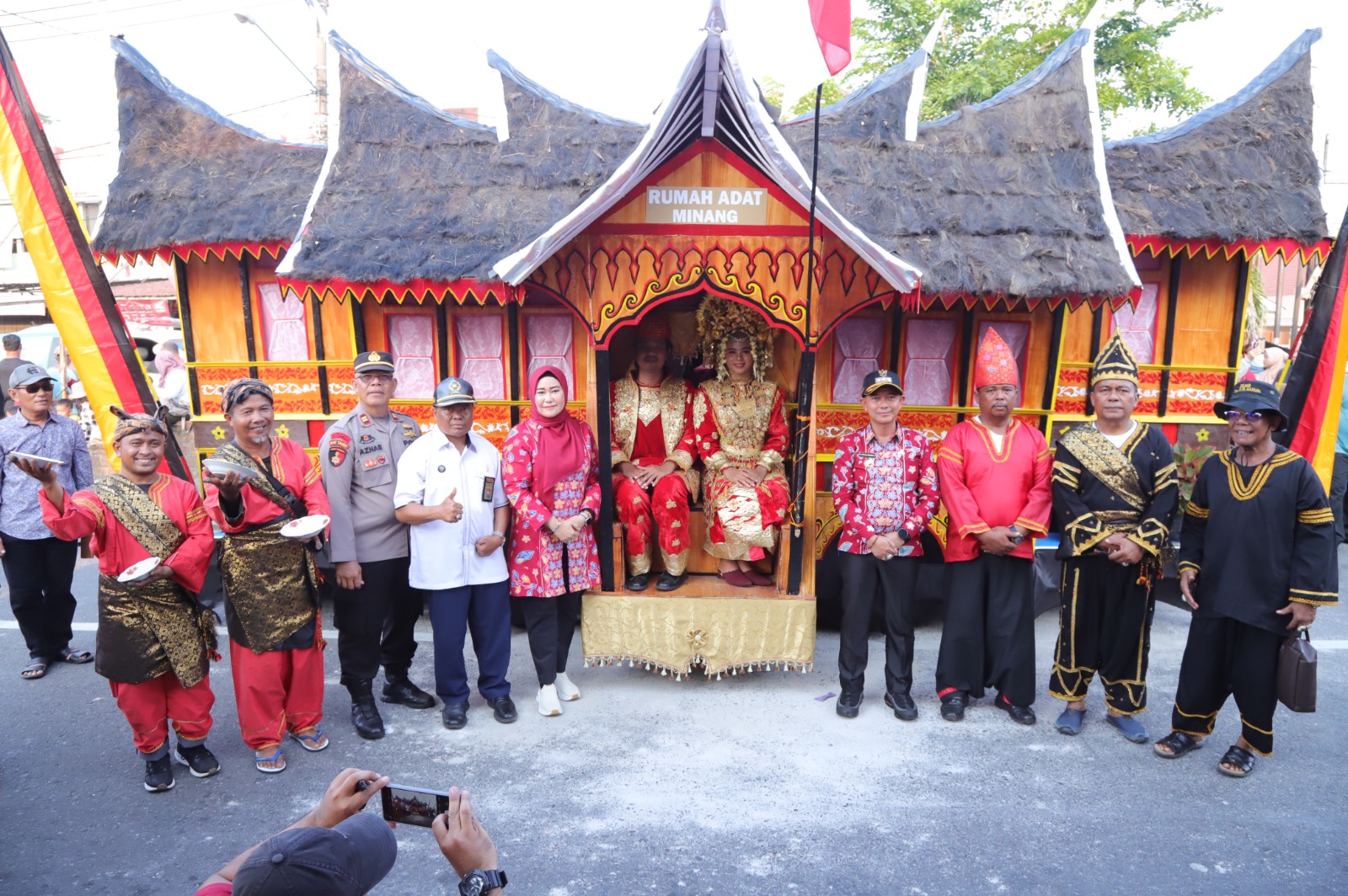 Ekpresi Kerinduan Kampung Halaman, IKMB Usung Miniatur Rumah Gadang dalam Karnaval HUT RI