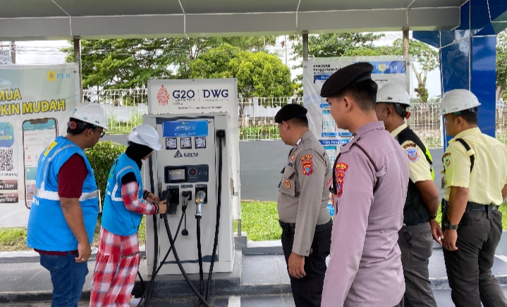 Jelang Perayaan Nataru, PLN UP3 Belitung Bersama Polres Belitung Pastikan SPKLU Siap All-out Layani Pengguna E