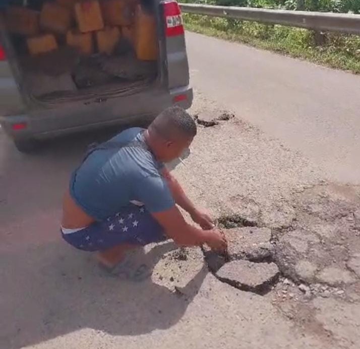 Motor Sering Jatuh Karena Lobang, Bapak Ini Perbaiki Sendiri Jalan Rusak