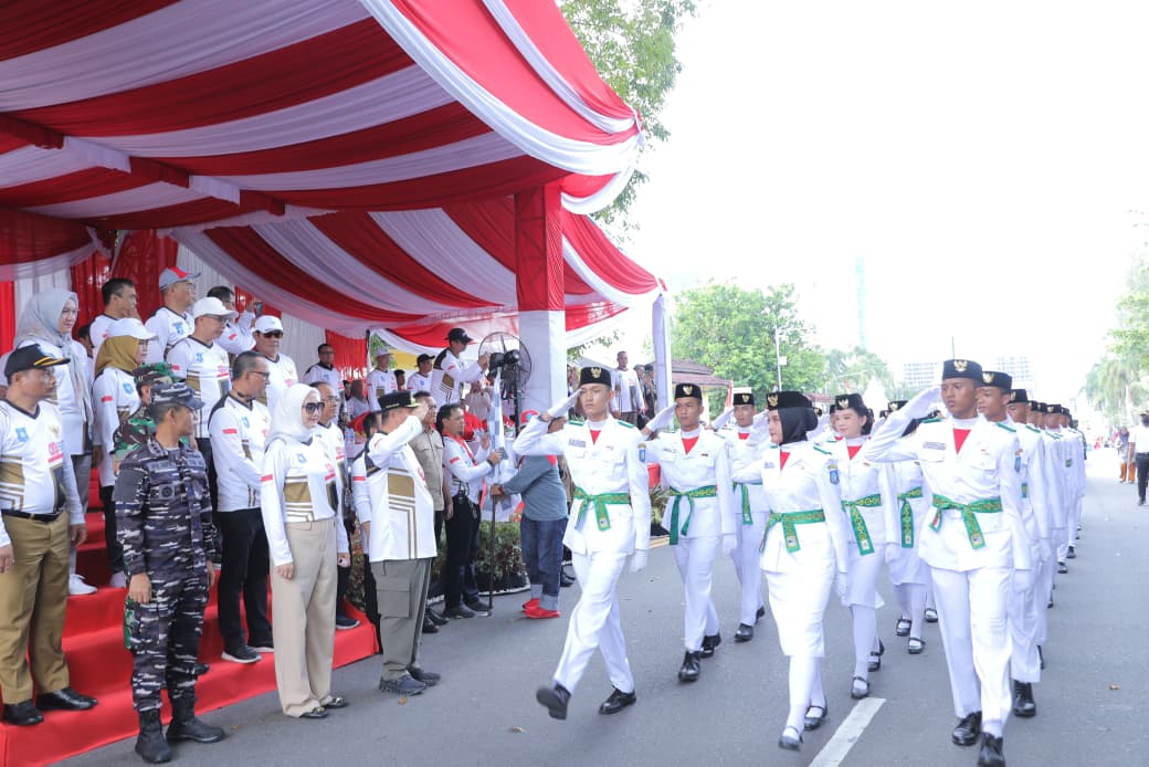 Gubernur Babel Hidayat Arsani Buka Pawai Karnaval Hari Pertama HUT RI-80
