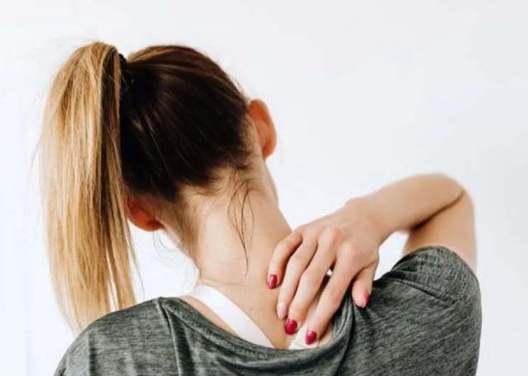 Kamu Sering Membunyikan Leher? Awas, Bisa Cedera dan Stroke 