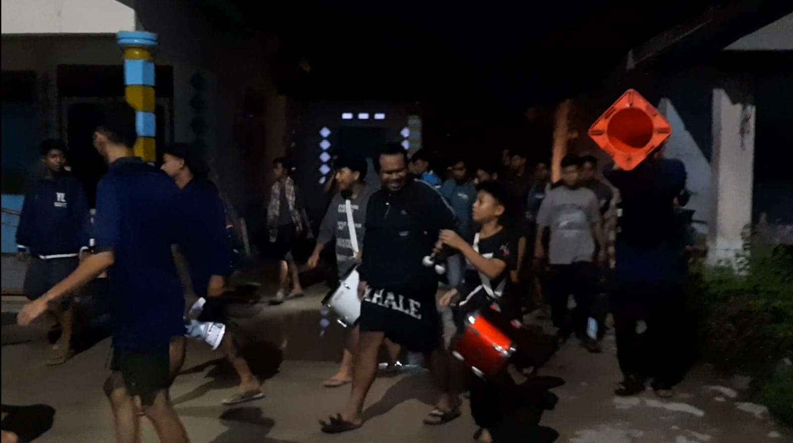 Waw, Pemuda Riau Gunakan Drum untuk Bangunkan Warga Sahur