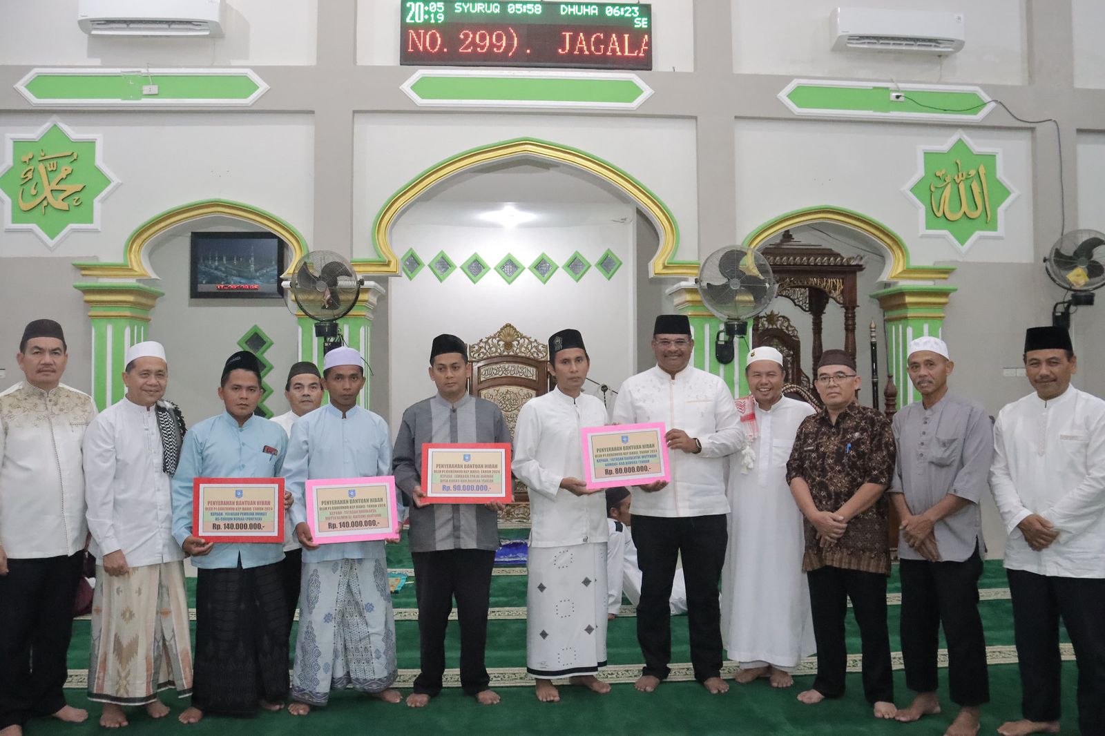 Safari Ramadan 1445 Hijriah, Safrizal ZA Mengunjungi Masjid Jami'atul Khoirot di Desa Namang 