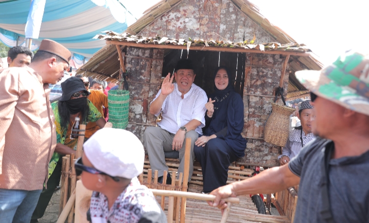 Gubernur Hidayat Arsani Hadiri Pesta Adat “Panggil” ke-80 Suku Ketapik di Desa Kacung